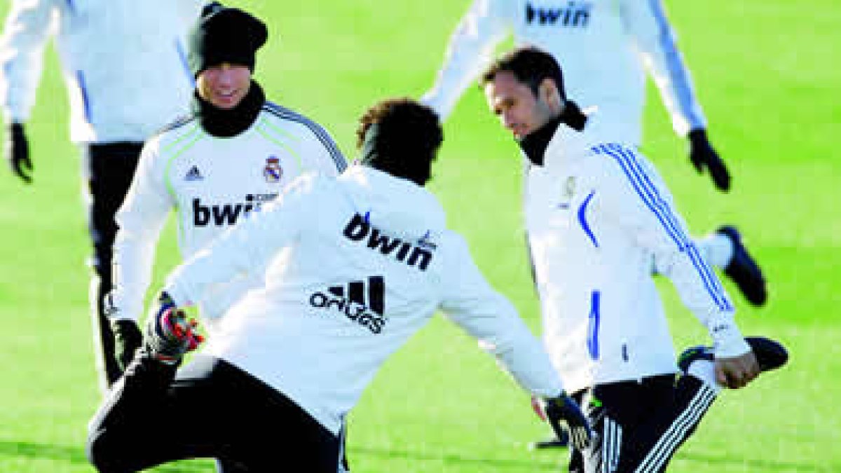 Cristiano Ronaldo, Ricardo Carvalho y Marcelo, durante la sesión de entrenamiento de ayer.