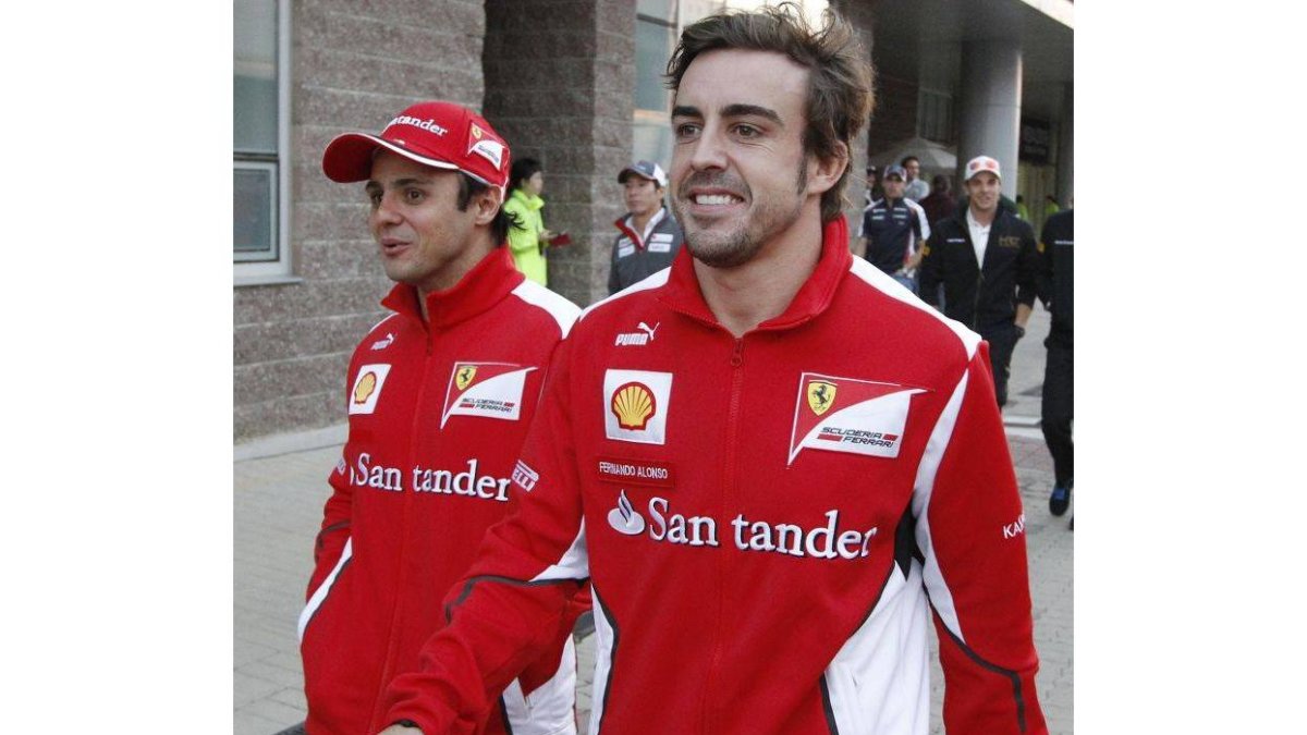 Fernando Alonso junto a su compañero Felipe Massa.