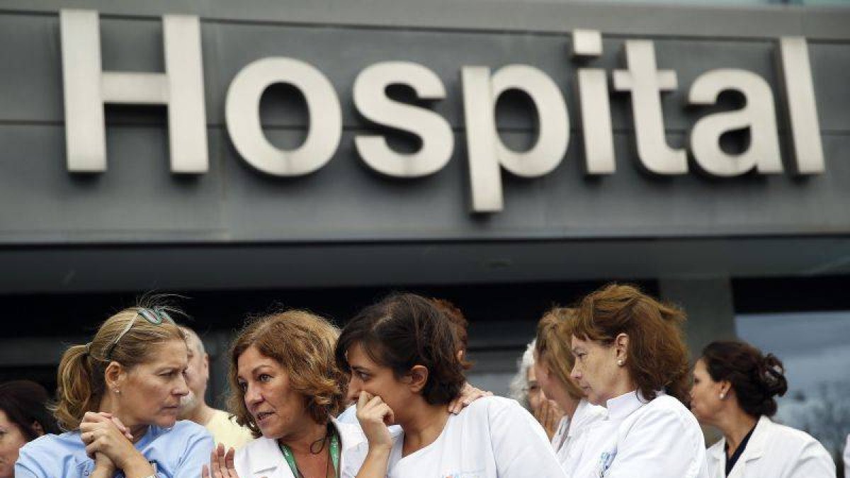 Protesta de sanitarios en el Hospital La Paz por la gestión del caso, ayer en Madrid.