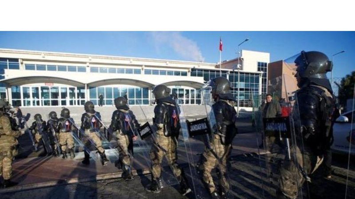 Soldados turcos en las inmediaciones del tribunal donde han empezado a juzgarse a los golpistas.