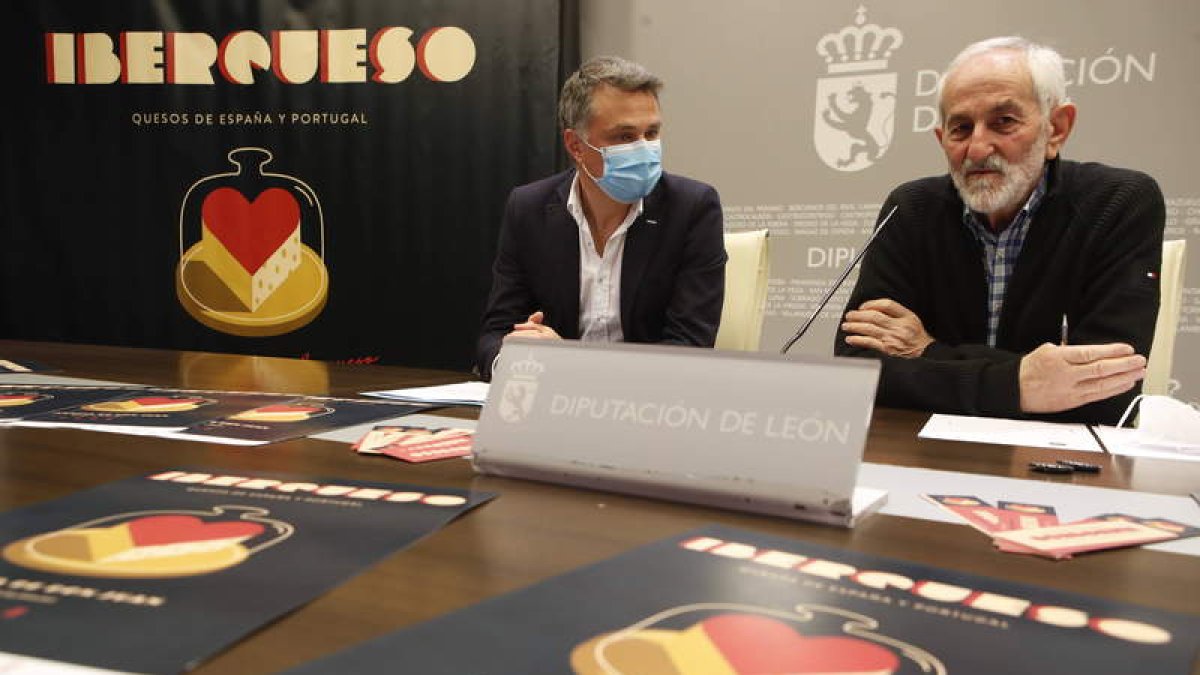 Juan Pablo Regadera y Matías Llorente, ayer, en la sala de prensa de la Diputación. RAMIRO