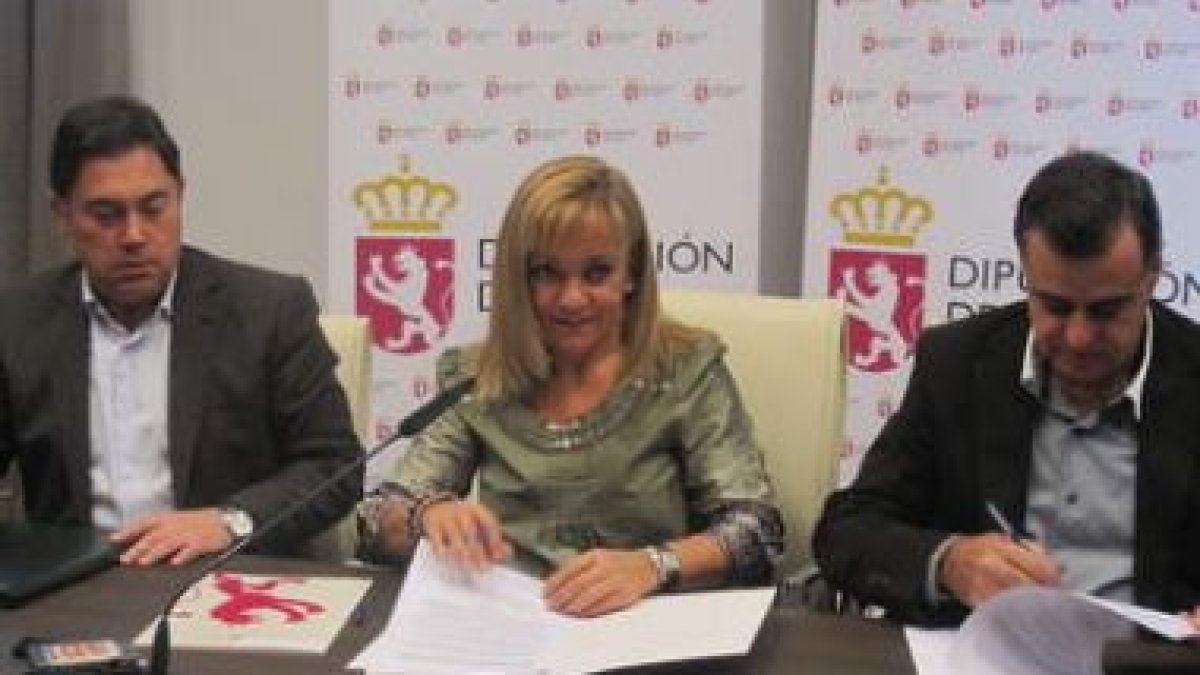 Marcos Martínez, Isabel Carrasco y Lázaro García Bayón, durante la firma del convenio.