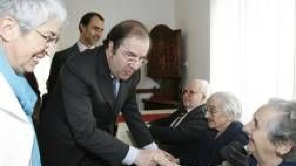 El presidente de la Junta inauguró ayer una residencia de ancianos en Carrión de los Condes