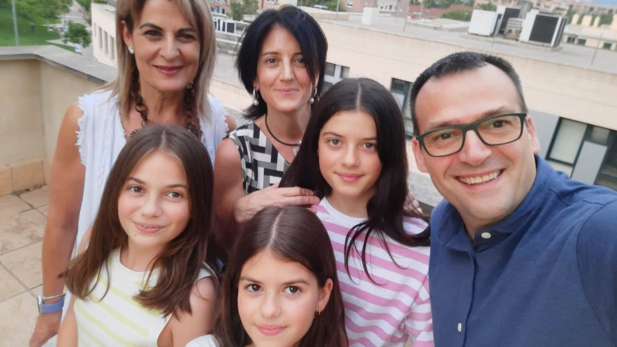 Elena Martínez (i), directora del CEIP Nuestra Señora del Rosario; la psicóloga Carmela Guillén (2i) y el profesor de periodismo de la Universidad de Murcia Jaime Alonso (d) posan junto a dos de las tres niñas que han producido el podcast para la prevención de las agresiones sexuales en la infancia. EFE/ JAIME ALONSO