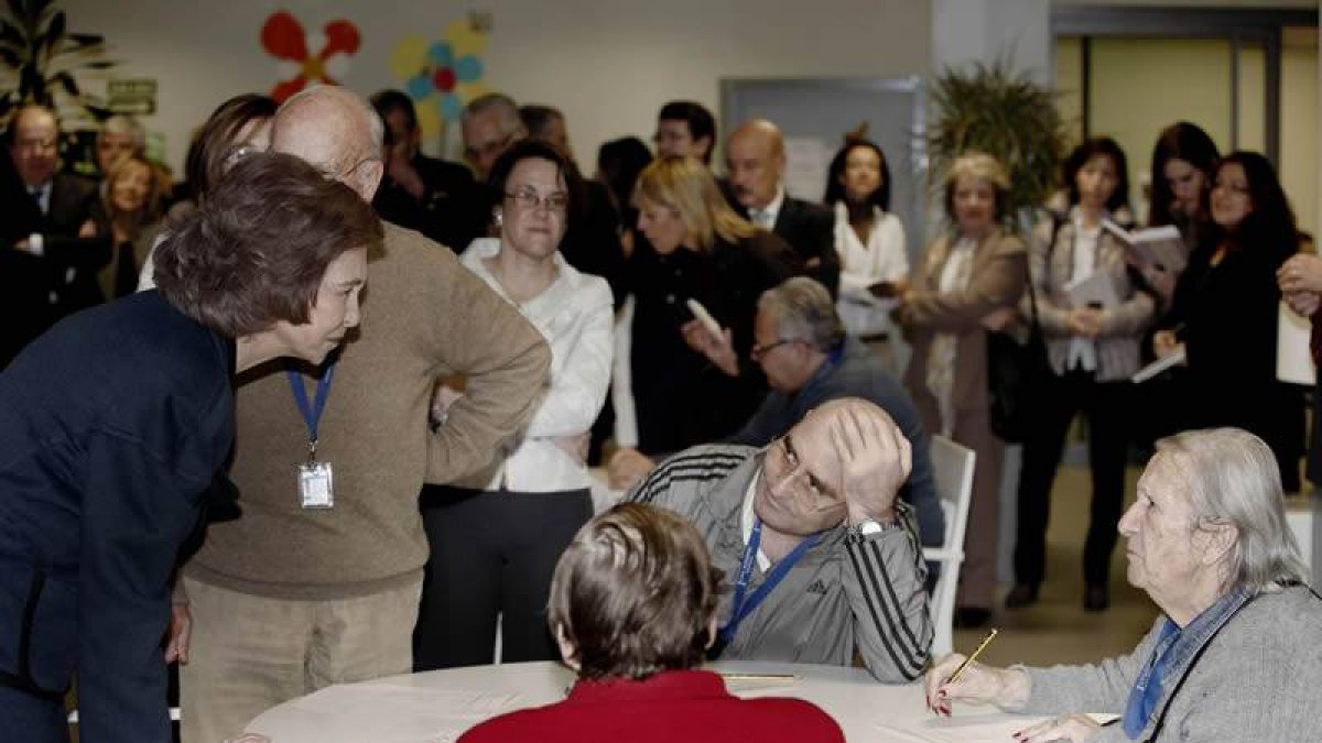 La reina Sofía charla con algunos de los residentes del centro para conocer su situación.