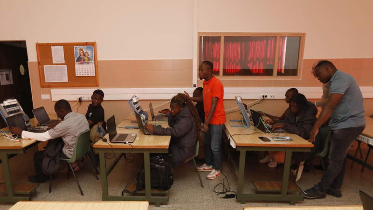 Estudiantes y profesores de Benin en una clase de Automatismos Programados en Don Bosco. FERNANDO OTERO