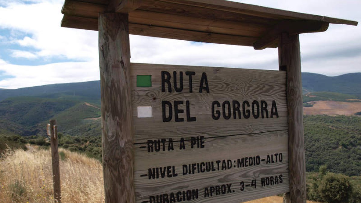 Un cartel informativo al inicio de la ruta, que incluye tramos de elevada dificultad.