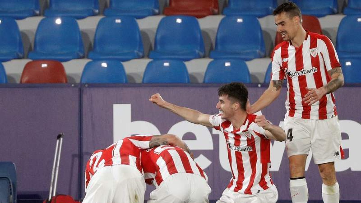 Los jugadores del Athletic celebran el pase a la final. MANUEL BRUQUE