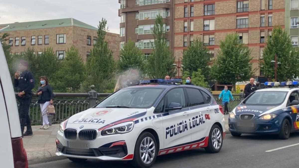 El varón fue introducido en el coche de la Policía Local, que después le ha trasladado hasta el Hospital de León. DL