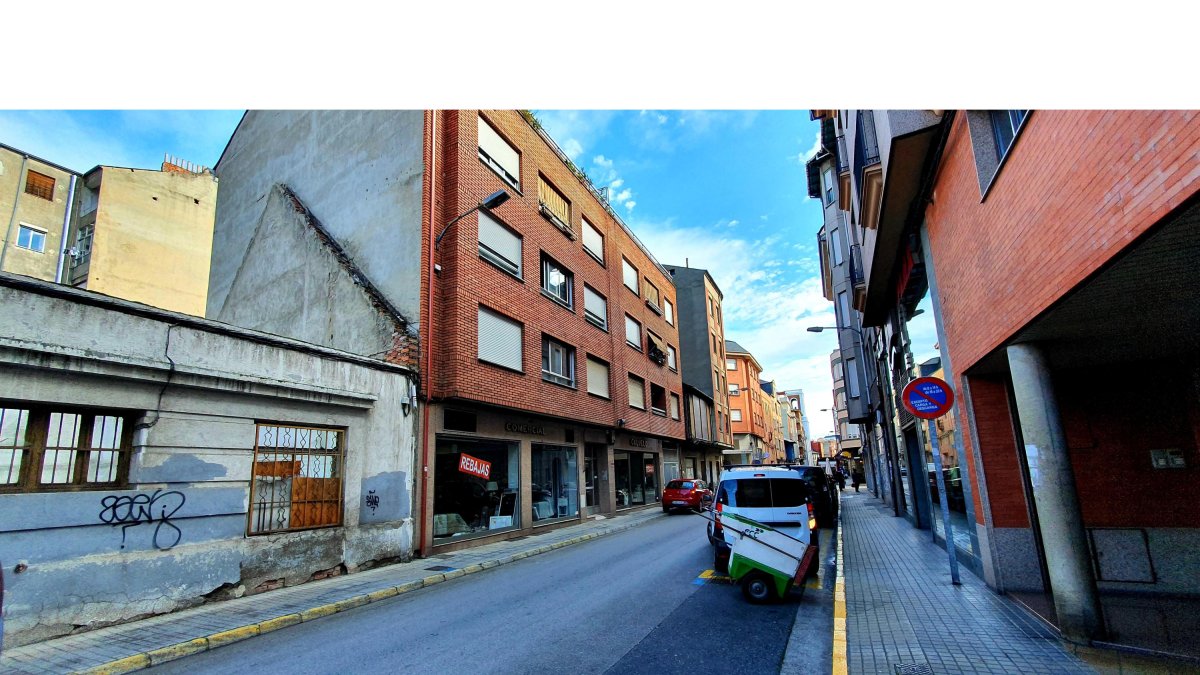 Edificio de la calle Dos de Mayo de Ponferrada donde el 11 de marzo de 2021 se produjo el suceso. DL