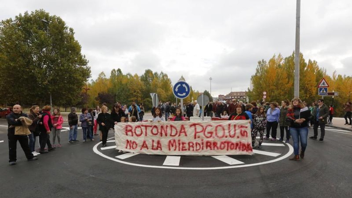 Protesta de los vecinos de Puente Castro en la 'mini rotonda'