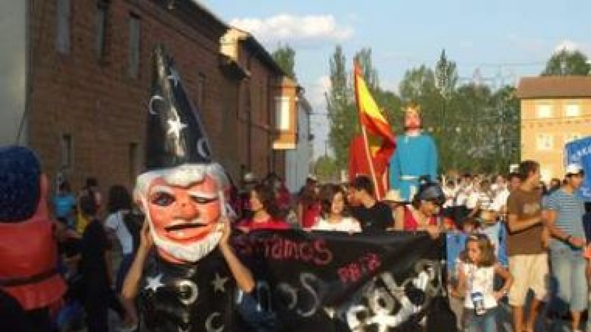 Imagen del desfile de las fiestas, ayer en Villaquejida.