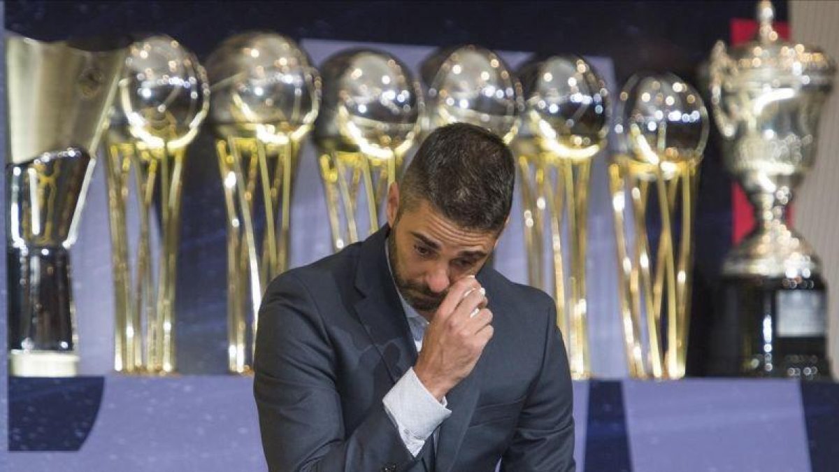 Juan Carlos Navarro se emociona en su despedida como jugador del Barça de básquet, este viernes en el auditorio del club azulgrana.