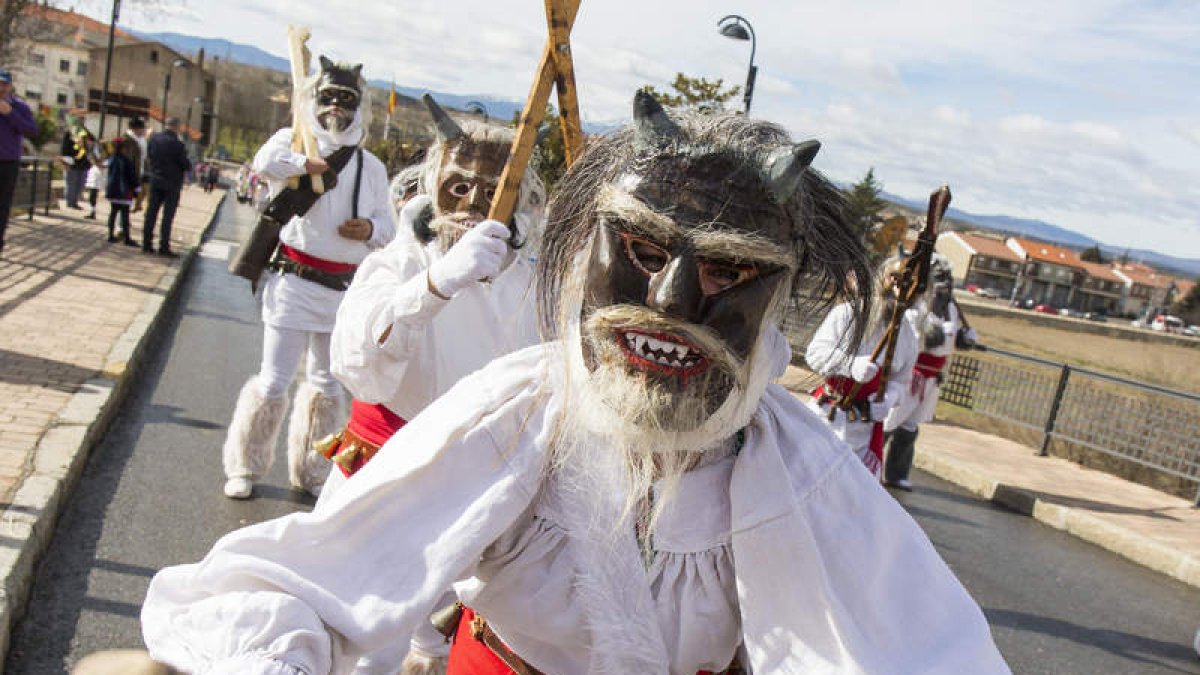 Prerromanos y del cuadrante noroeste es el denominador común de los antroidos que ayer se vieron en las calles de Astorga. F. OTERO PERANDONES