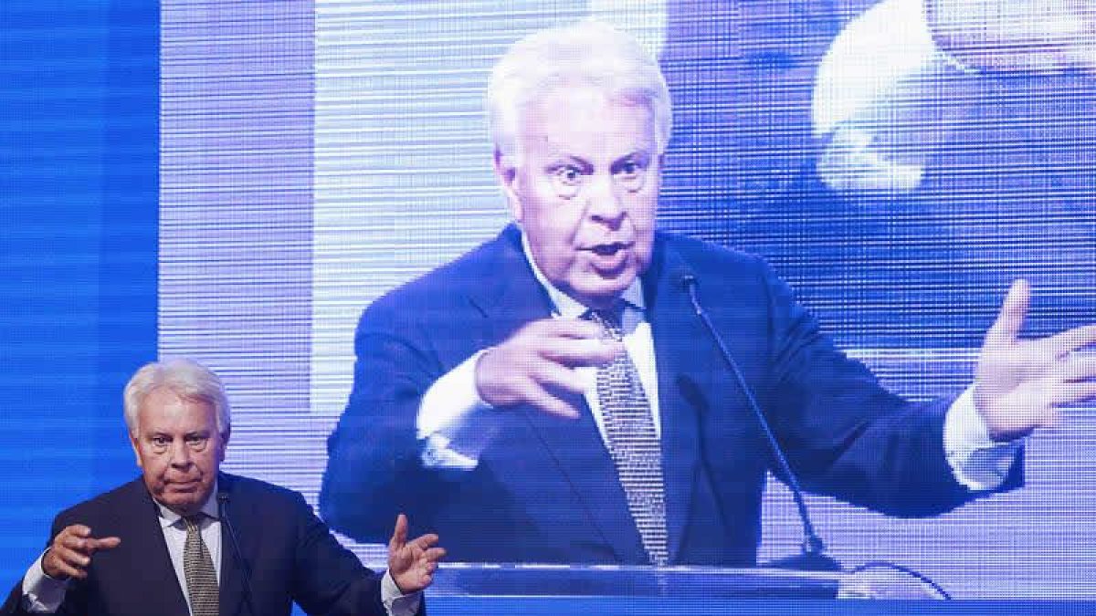 El expresidente Felipe González intervino ayer en un seminario en Santiago (Chile). MARIO RUIZ