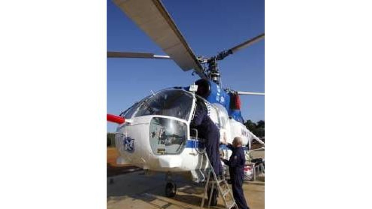 Los operarios de Tabuyo, revisando el helicóptero
