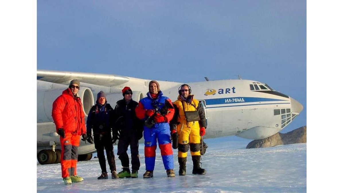 Zabalza (centro) con un equipo de TVE en 2001 en La Antártida.