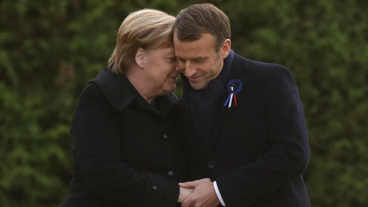 Merkel y Macron se abrazan tras descubrir una placa durante una ceremonia conmemorativa por el Armisticio, en Compiegne, Francia