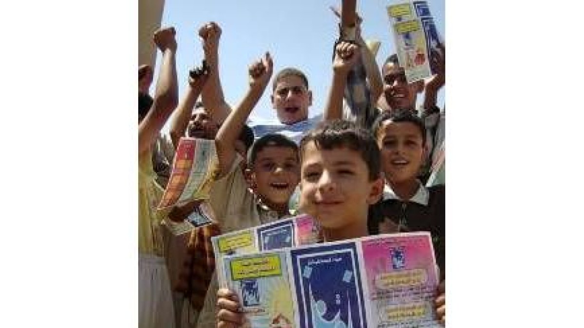 Un grupo de niños celebrán en Nayaf el anuncio sobre el borrador