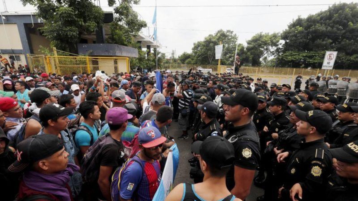 Migrantes de la segunda caravana se enfrentan con la Policia de Guatemala en Tecun Uman.