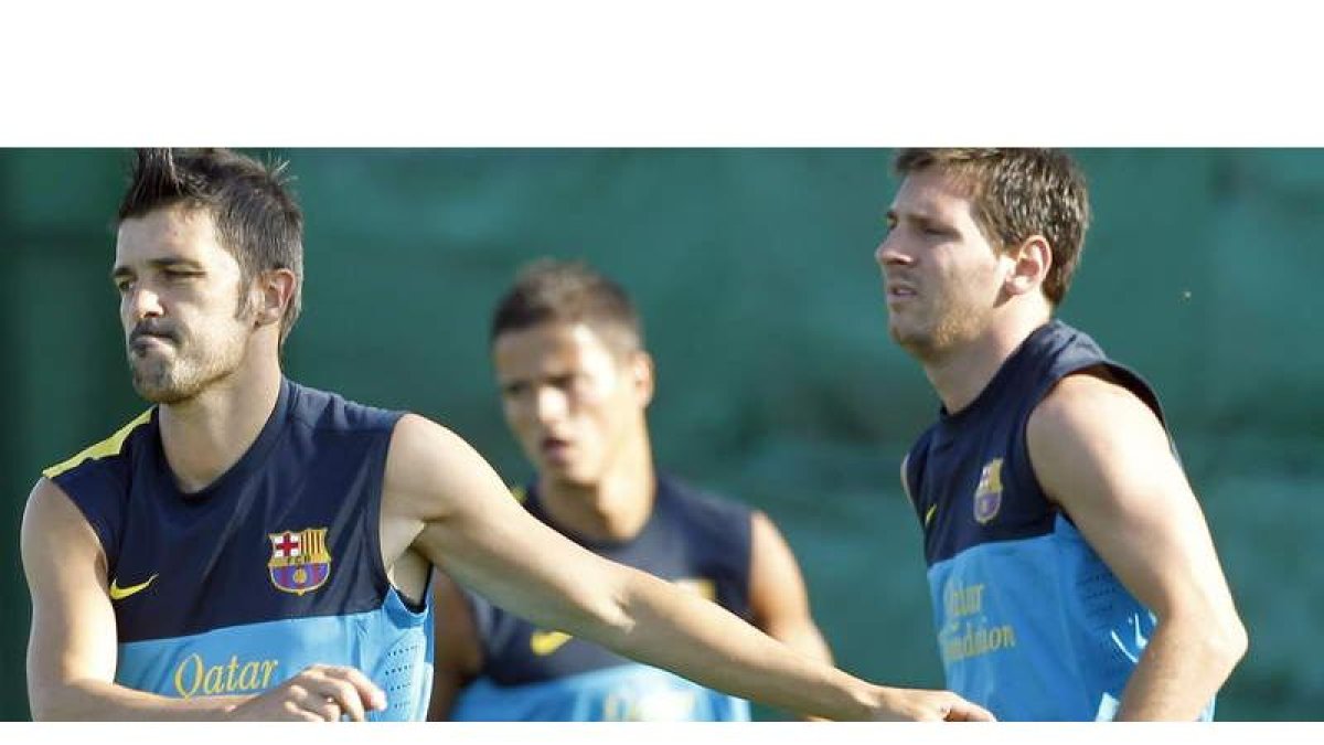 Leo Messi junto a David Villa que volvió a entrenarse con sus compañeros sobre el césped de la Ciudad Condal.