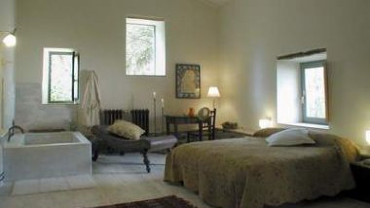 Bañeras de mármol en las habitaciones y un toque romántico en el viejo molino.