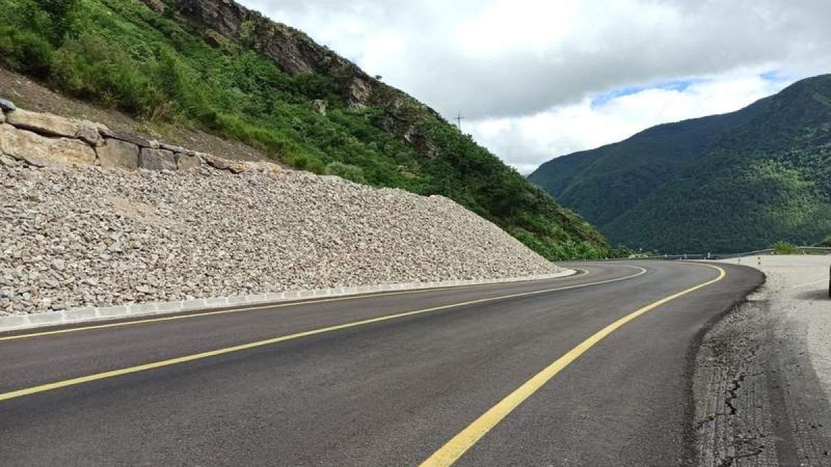 Estado actual del firme de la carretera LE-497 que ya se ha renovado. V. ARAUJO