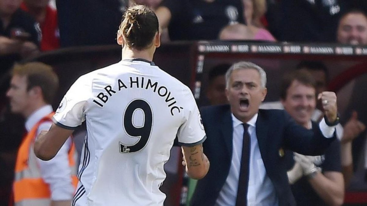 José Mourinho celebra el tercer gol de United ante el Bournemouth mientras su autor, Ibrahimovic, se dirige hacia él.