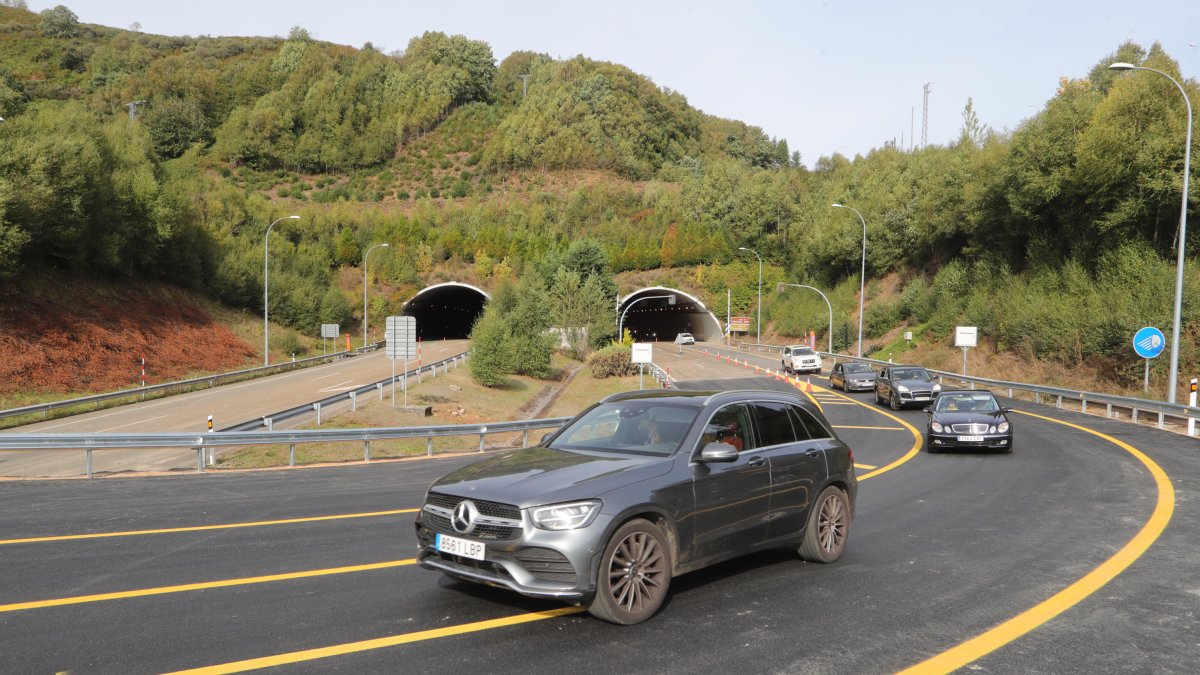 Los vehículos ya hacen uso del nuevo desvío a través de uno de los túneles de Piedrafita. L. DE LA MATA