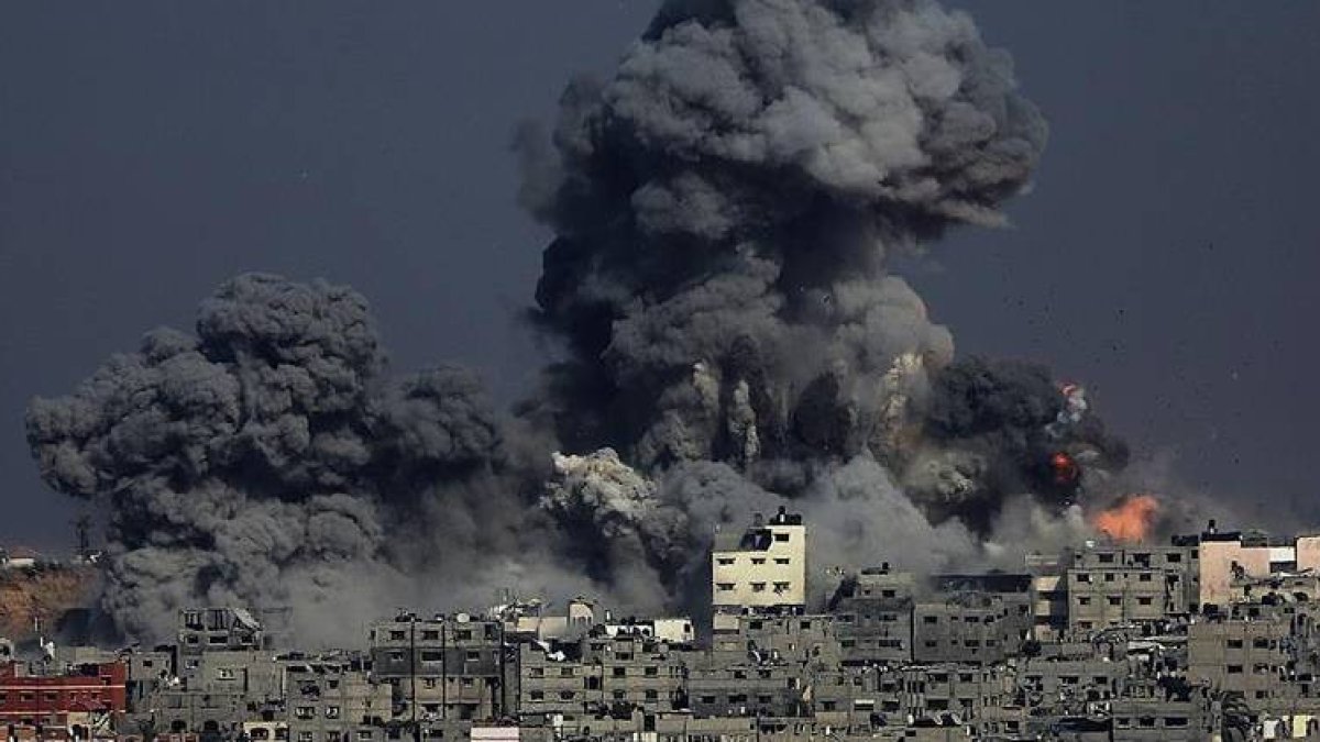 Vista de una explosión en el barrio de Tuffah tras un ataque aéreo israelí en el este de Gaza, Franja de Gaza hoy 29 de julio de 2014.