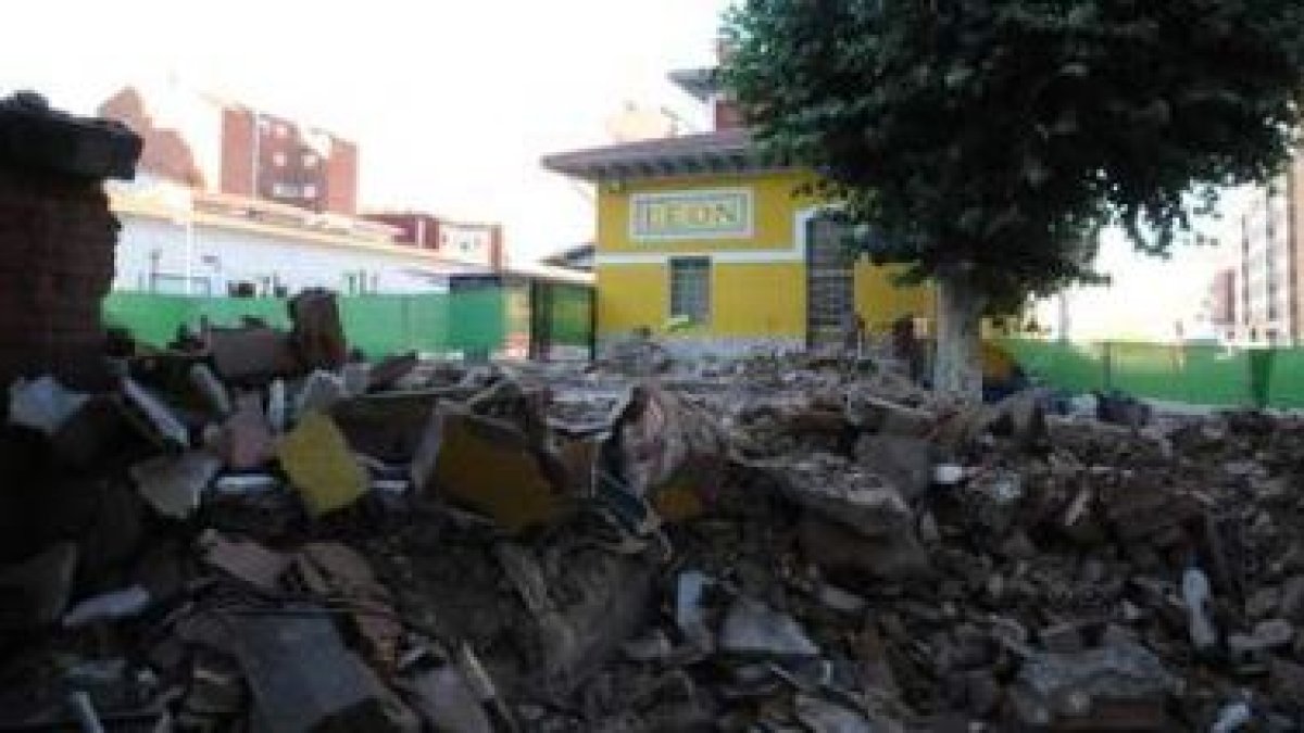 Los escombros ocupaban ayer el espacio que antes llenaba la cafetería «El Hullero».