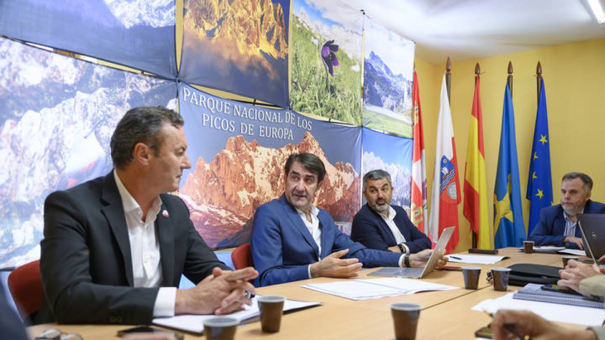 Los tres consejeros durante la reunión en Cantabria. PEDRO PUENTE HOYOS