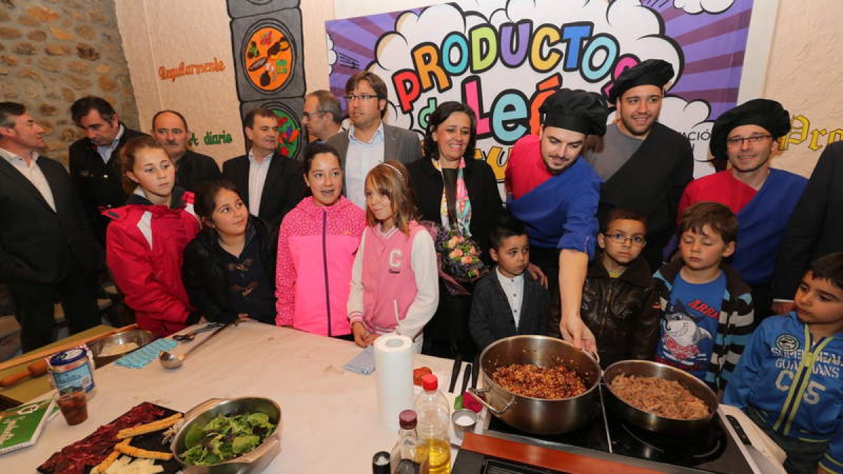 Emilio Orejas (en el centro, con gafas) posó en Matachana con escolares y cocineros para finalizar la campaña