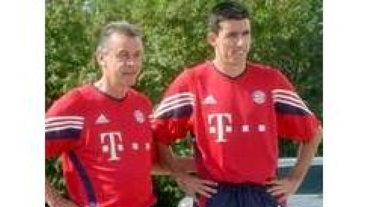 Makaay, a la derecha, con Ottmar Hitzfeld, entrenador del Bayern