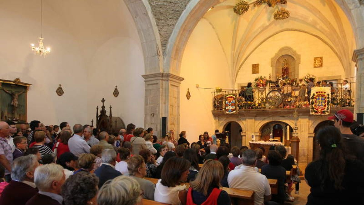 Los fieles reunidos en uno de los oficios del monasterio de Carrasconte.
