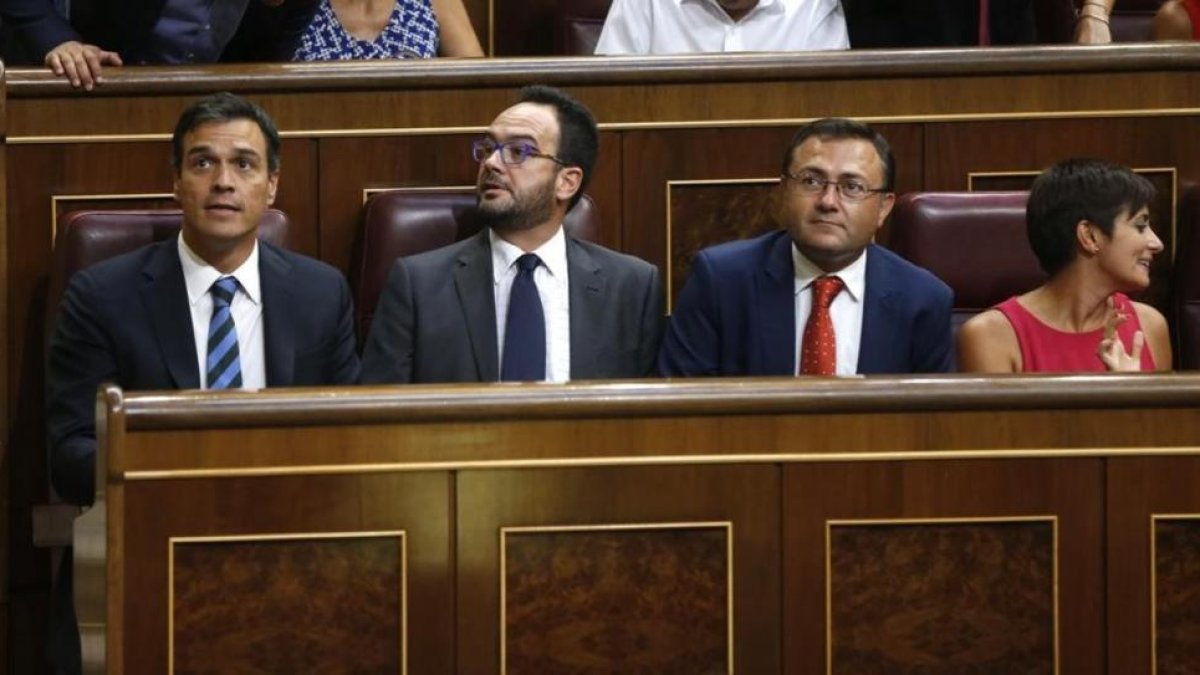 Pedro Sánchez atiende al discurso de investidura de Mariano Rajoy desde la bancada socialista.