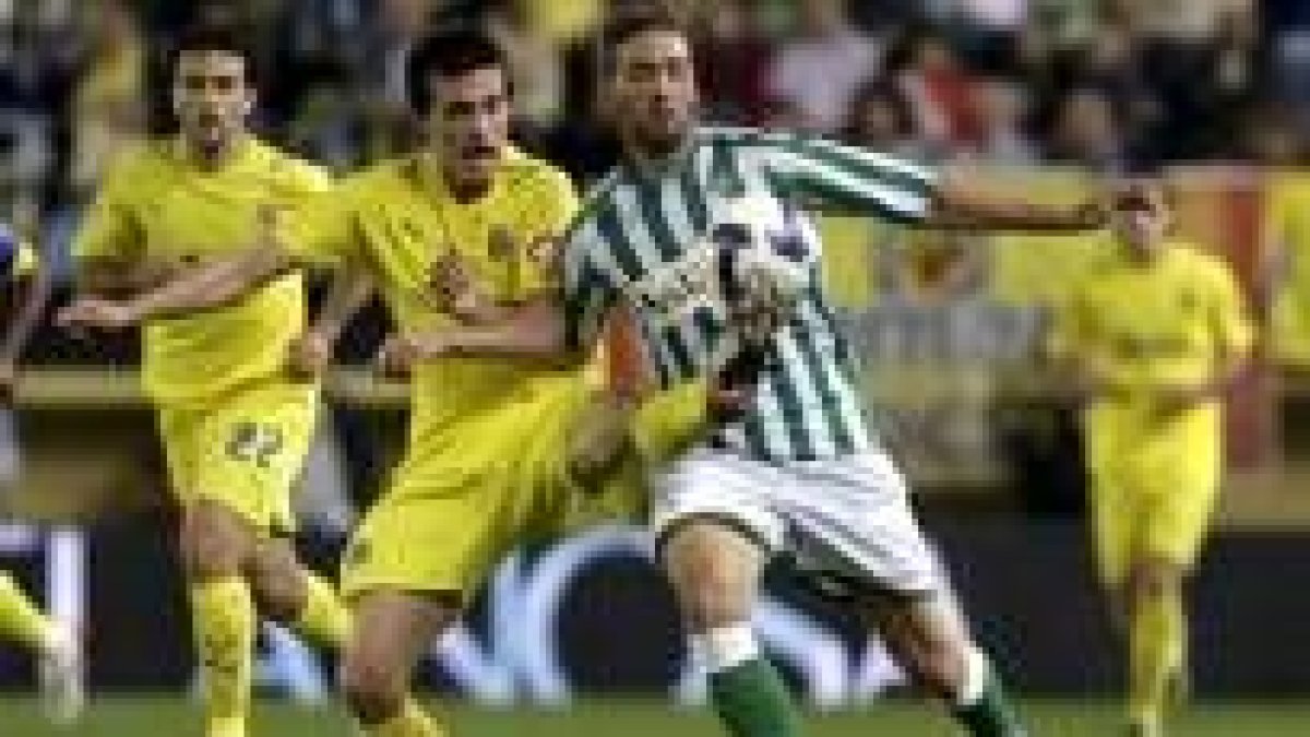 Joseba Llorente (i) lucha por un balón con Arzu, defensa del Betis