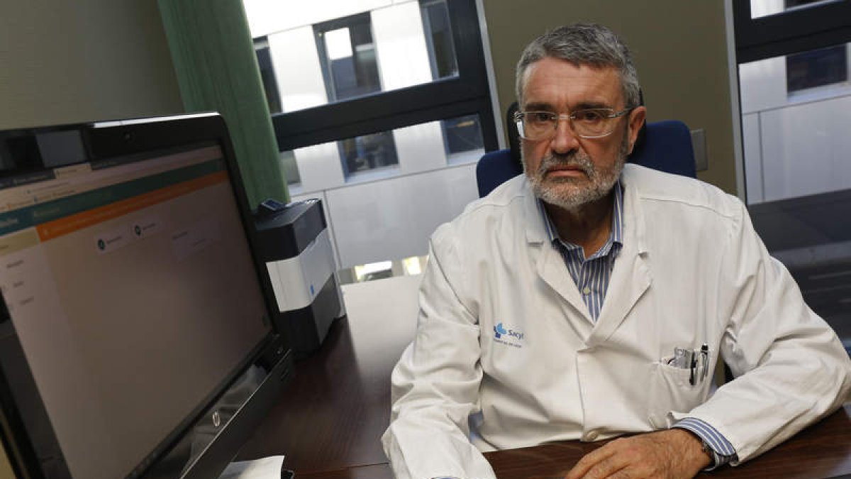 Manuel Ángel Rodríguez Prieto, jefe del servicio de Dermatología, en la consulta con el sistema informático. FERNANDO OTERO