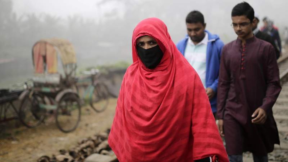 Varios miembros de una familia musulmana caminan por una calle de la ciudad de Tongi, en Bangladesh. ABIR ABDULLAH
