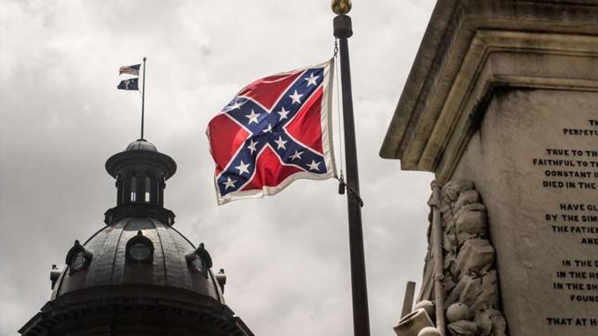 La bandera confederada ondea junto al Capitolio de Carolina de Sur, en Columbia, este miércoles.