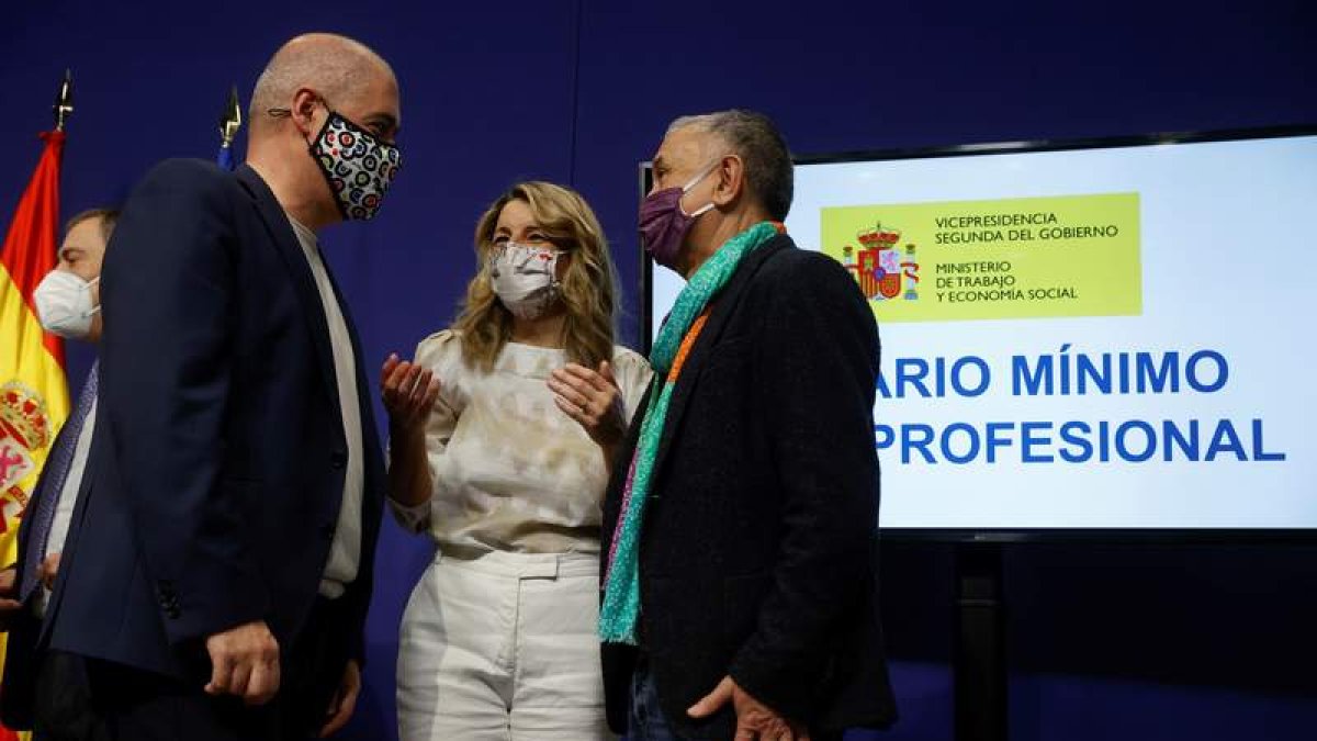 Yolanda Díaz conversa con Unai Sordo y Pepe Álvarez, ayer, tras pactar la subida. JUAN CARLOS HIDALGO