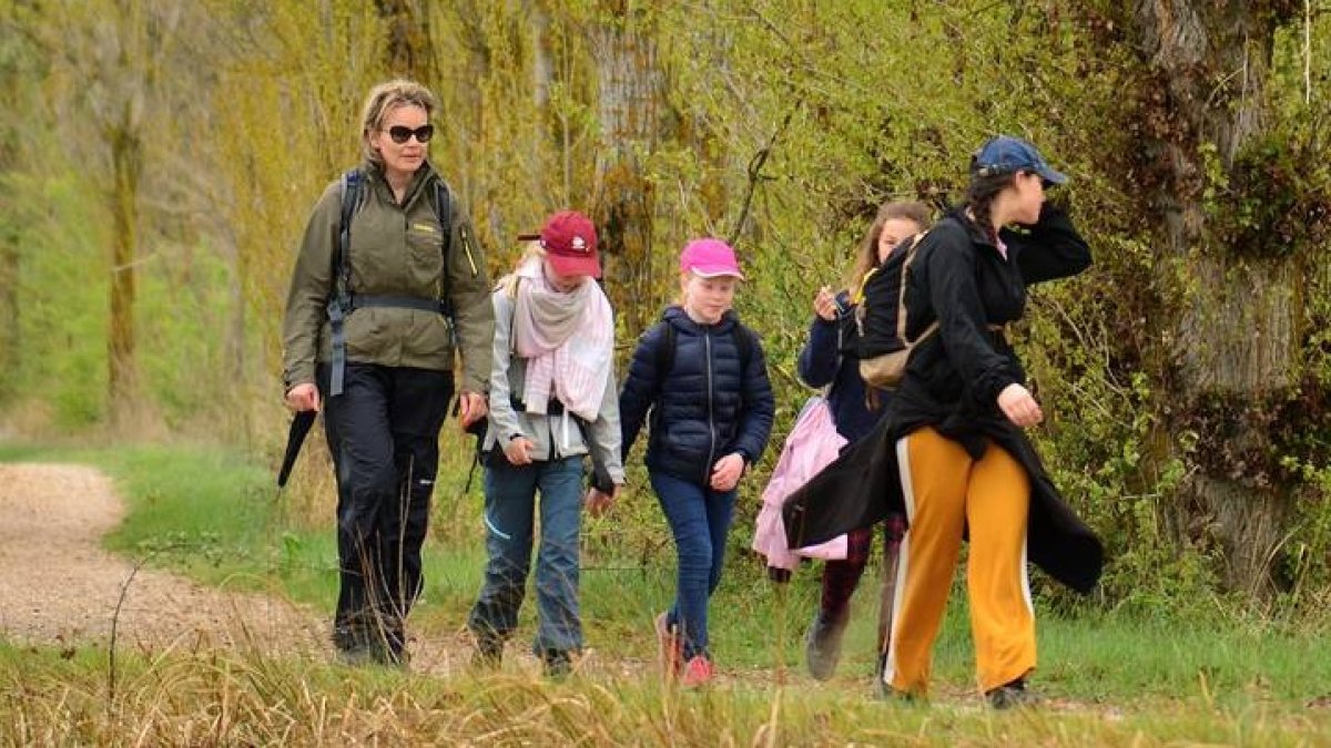 La reina Matilde de Bélgica y sus hijos se dejaron ver en 2019 en Frómista, fecha a la que corresponde la imagen. A. ÁLVAREZ