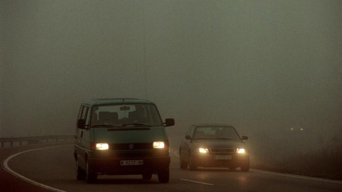 La niebla dificulta la circulación en las carreteras bercianas