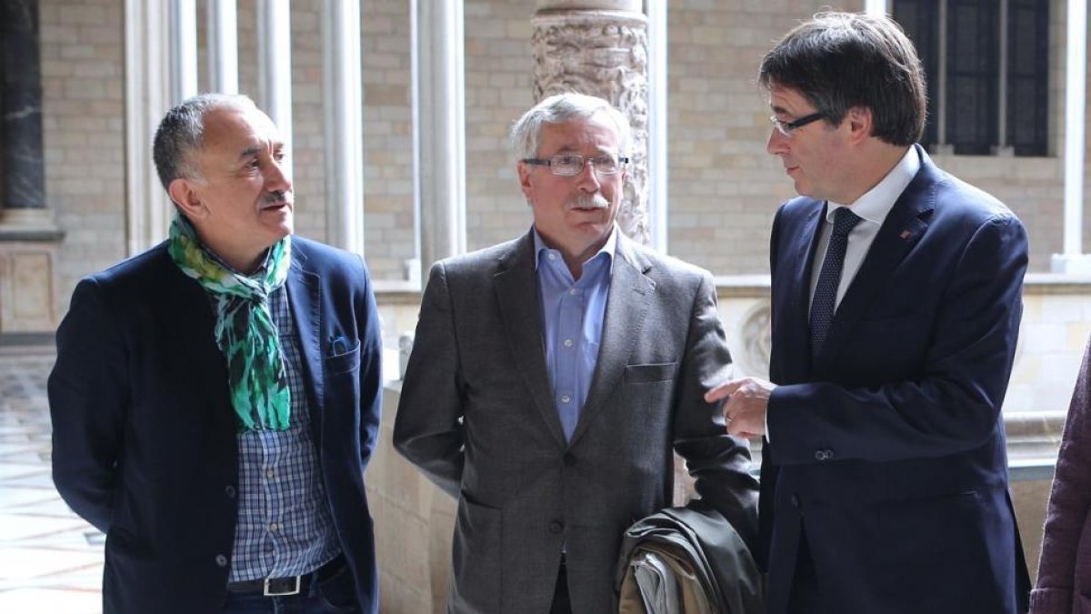 El presidente de la Generalitat, Carles Puigdemont, con los secretarios generales de CCOO, Ignácio Fernández Toxo, y de UGT, Josep Maria Álvarez.