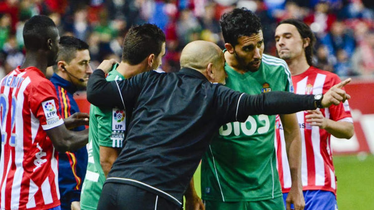 Claudio da instrucciones a sus jugadores aprovechando un cambio en el equipo rival.