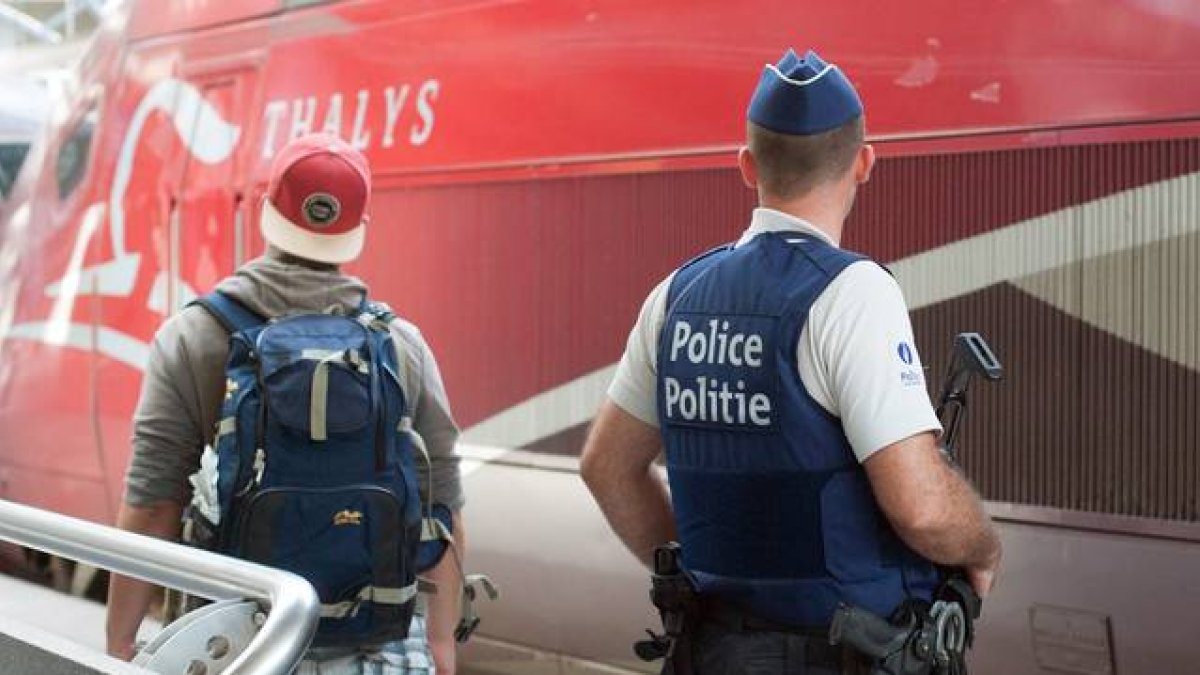 Un policía belga un tren Thalys en una estación de Bruselas.