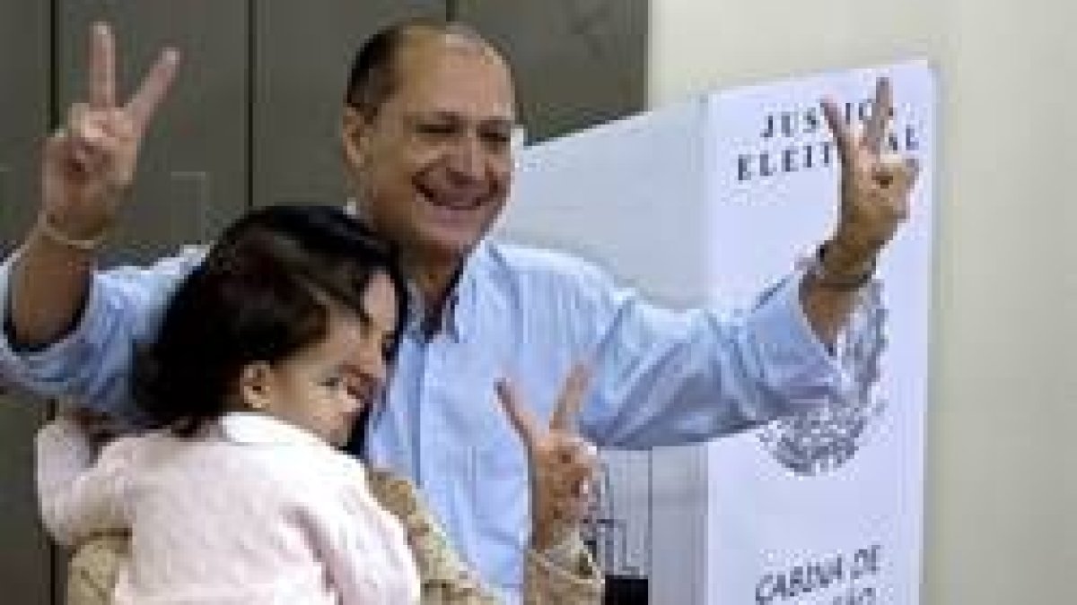 El candidato presidencial brasileño Geraldo Alckmin, su esposa Lucia y su hija celebran la victoria