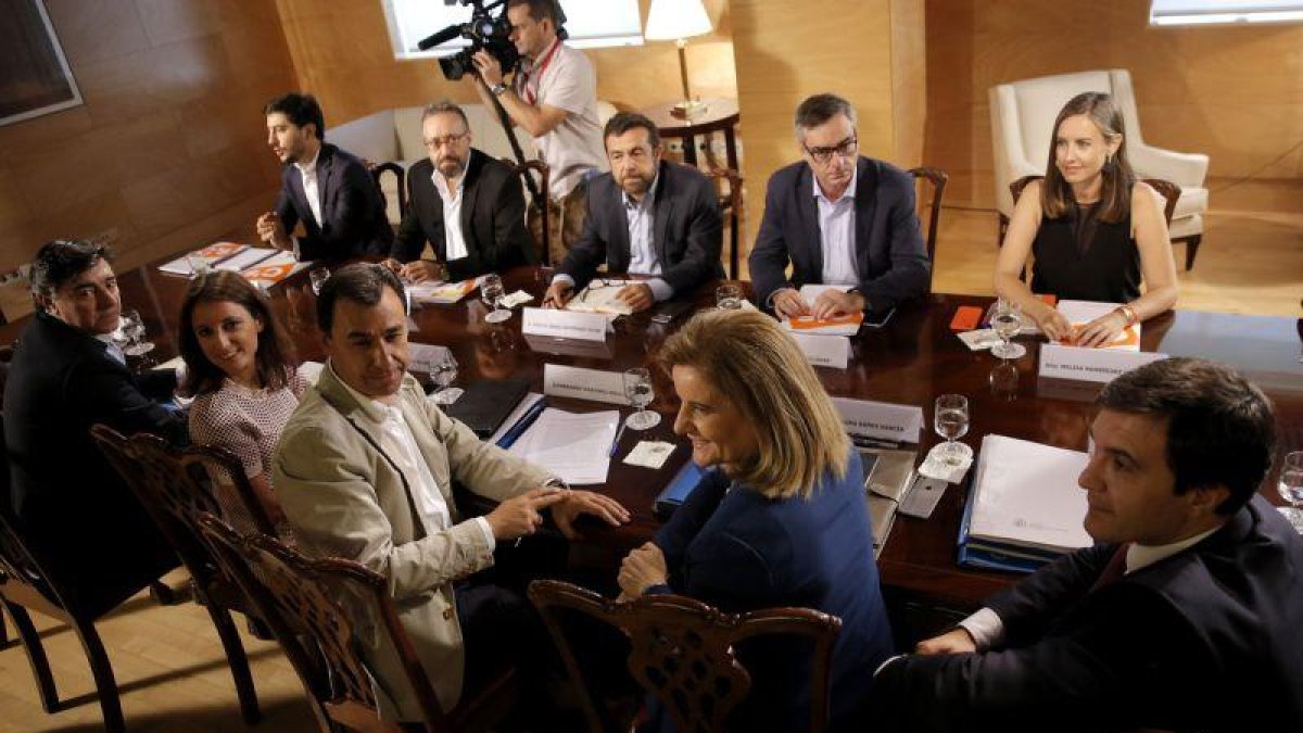 Imagen de la reunión de los equipos negociadores del Partido Popular y Ciudadanos en el Congreso de los Diputados.