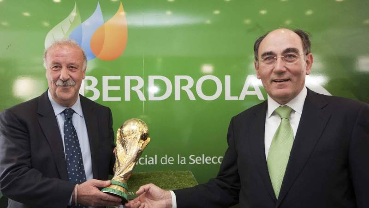 El seleccionador Vicente del Bosque y el presidente de Iberdrola, Ignacio Galán, con la Copa del Mundo.