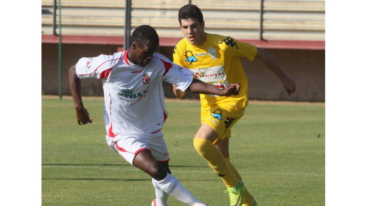 Kabongo, izquierda, durante un partido de preparación.